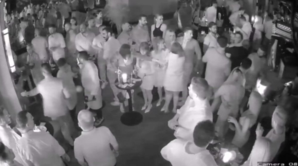 Alkol yine şişe durduğu gibi durmadı! Beşiktaş'ta 2 kadın gece kulübü karıştırdı, polisi görünce göğüslerini açtı!