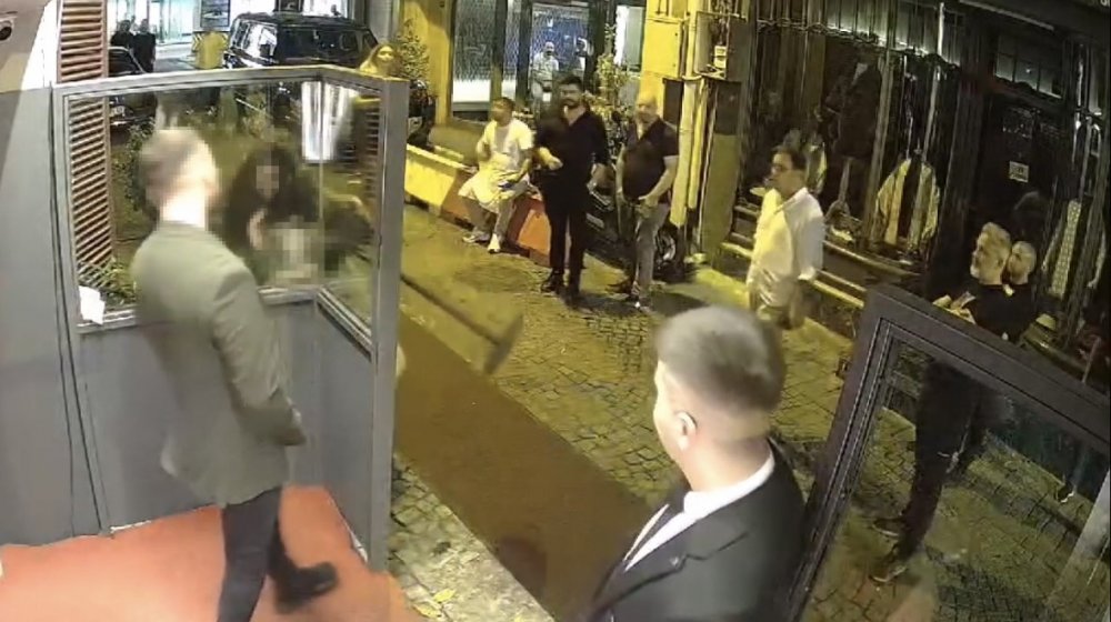 Alkol yine şişe durduğu gibi durmadı! Beşiktaş'ta 2 kadın gece kulübü karıştırdı, polisi görünce göğüslerini açtı!