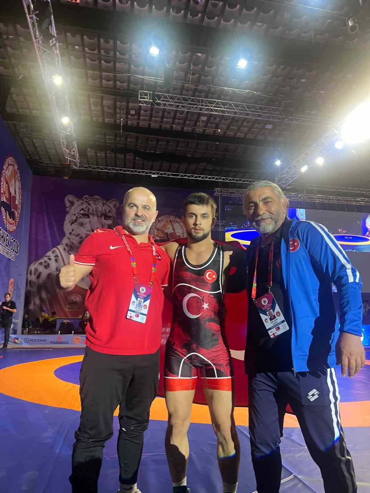 Minderi rakiplerine dar etti! Sakaryalı güreşçimiz dünya şampiyonu oldu!