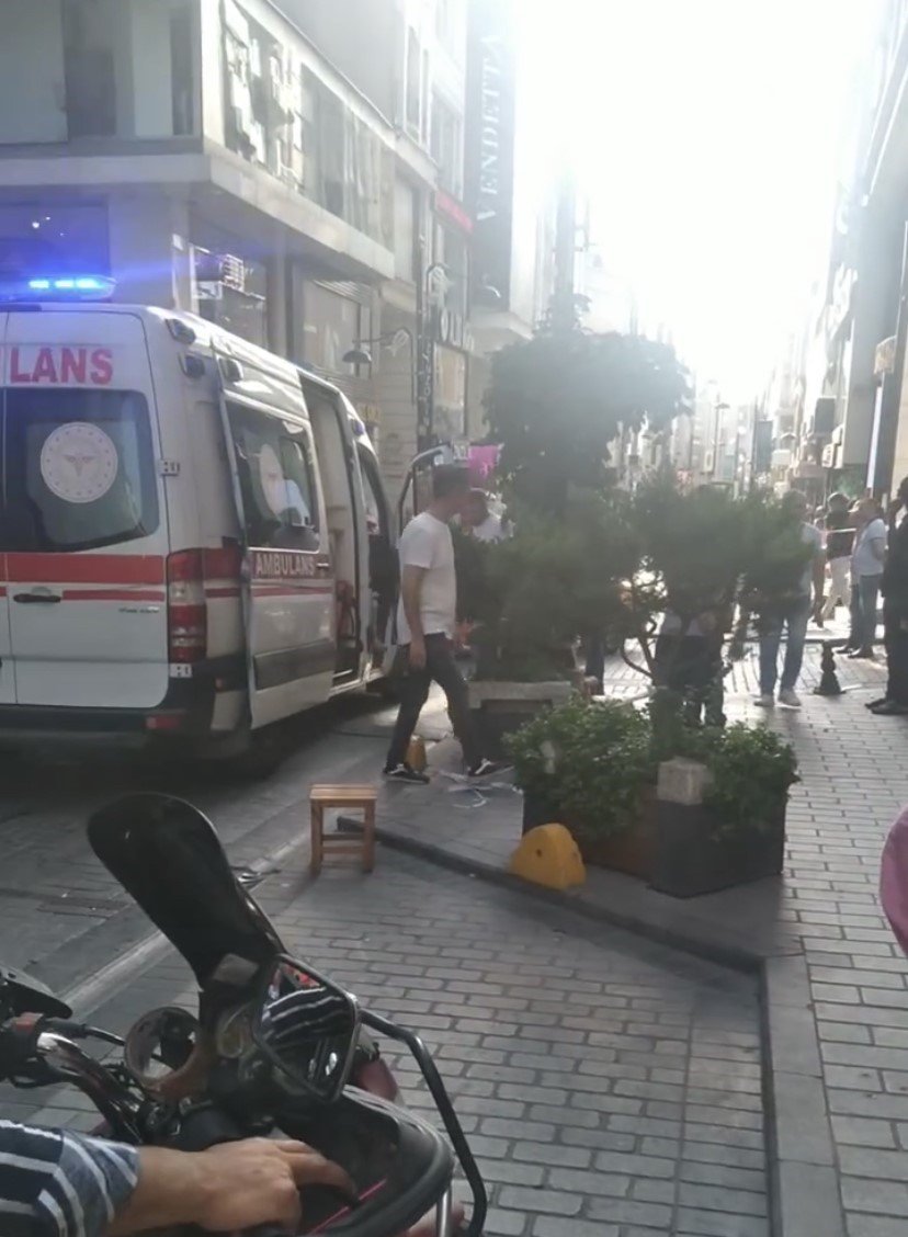 Taksici uzaklaşmak istedi, ancak peşini bırakmadılar! Laleli'de motosikletli eşkıyalar önce aracın lastiğini, sonra taksiciyi vurdu!