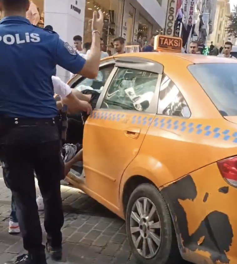 Taksici uzaklaşmak istedi, ancak peşini bırakmadılar! Laleli'de motosikletli eşkıyalar önce aracın lastiğini, sonra taksiciyi vurdu!