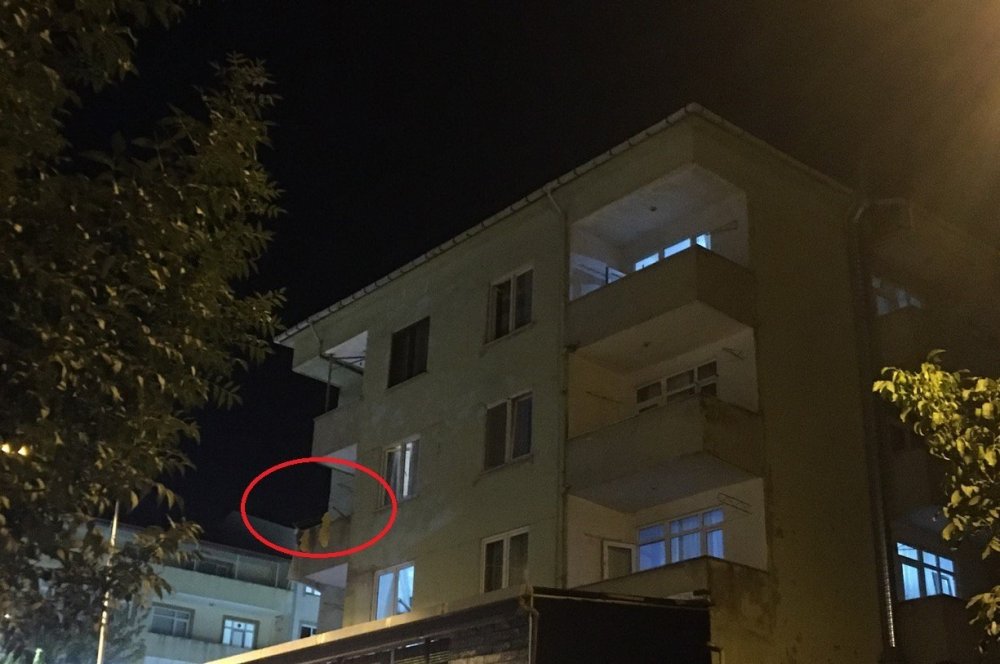 Elinde bıçakla eşini ve 2 yaşındaki çocuğunu esir aldı, tehditler savurarak yardıma gelenlere izin vermedi