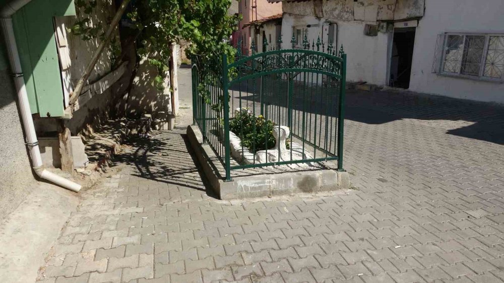 Tokat'ta gizemli mezar! 100 yıldır yolun ortasında, duruyor, kime ait olduğu bilinmiyor!