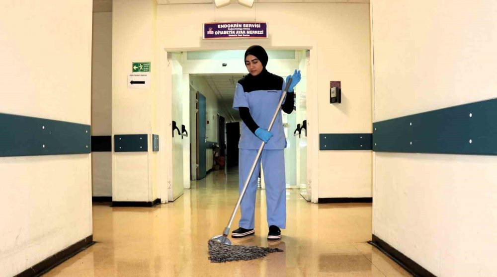 Malatya'da azmin zaferi! Hizmetli olarak çalıştığı hastanenin tıp fakültesini kazandı