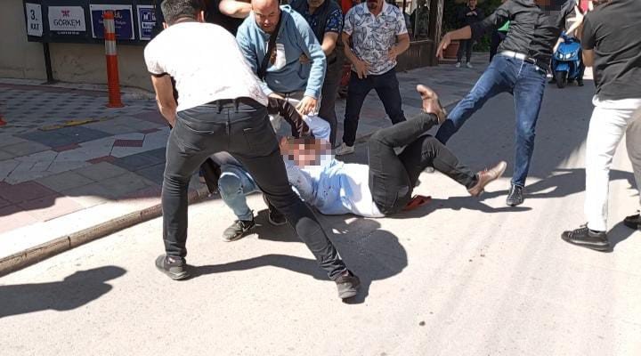 Afyonkarahisar'da teyze yeğen kavgasında ortalık savaş alanına döndü!