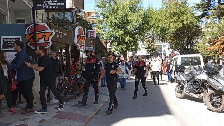 Afyonkarahisar'da teyze yeğen kavgasında ortalık savaş alanına döndü!