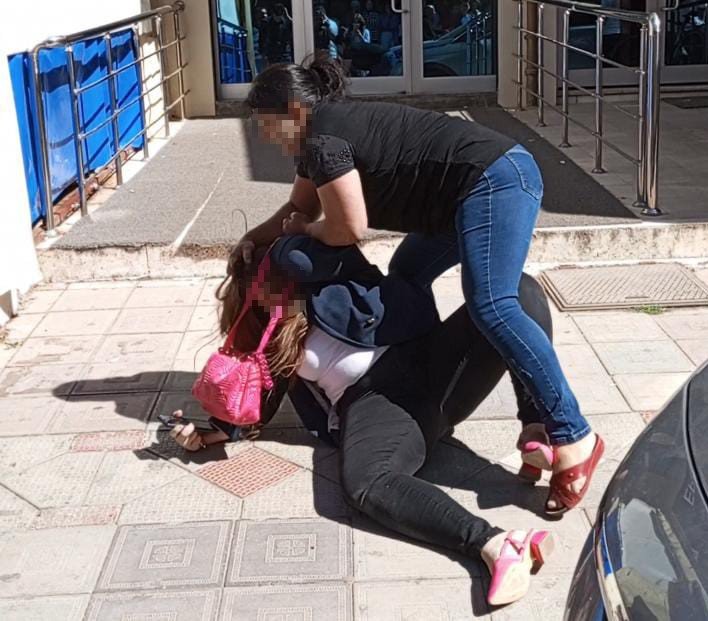 Afyonkarahisar'da teyze yeğen kavgasında ortalık savaş alanına döndü!