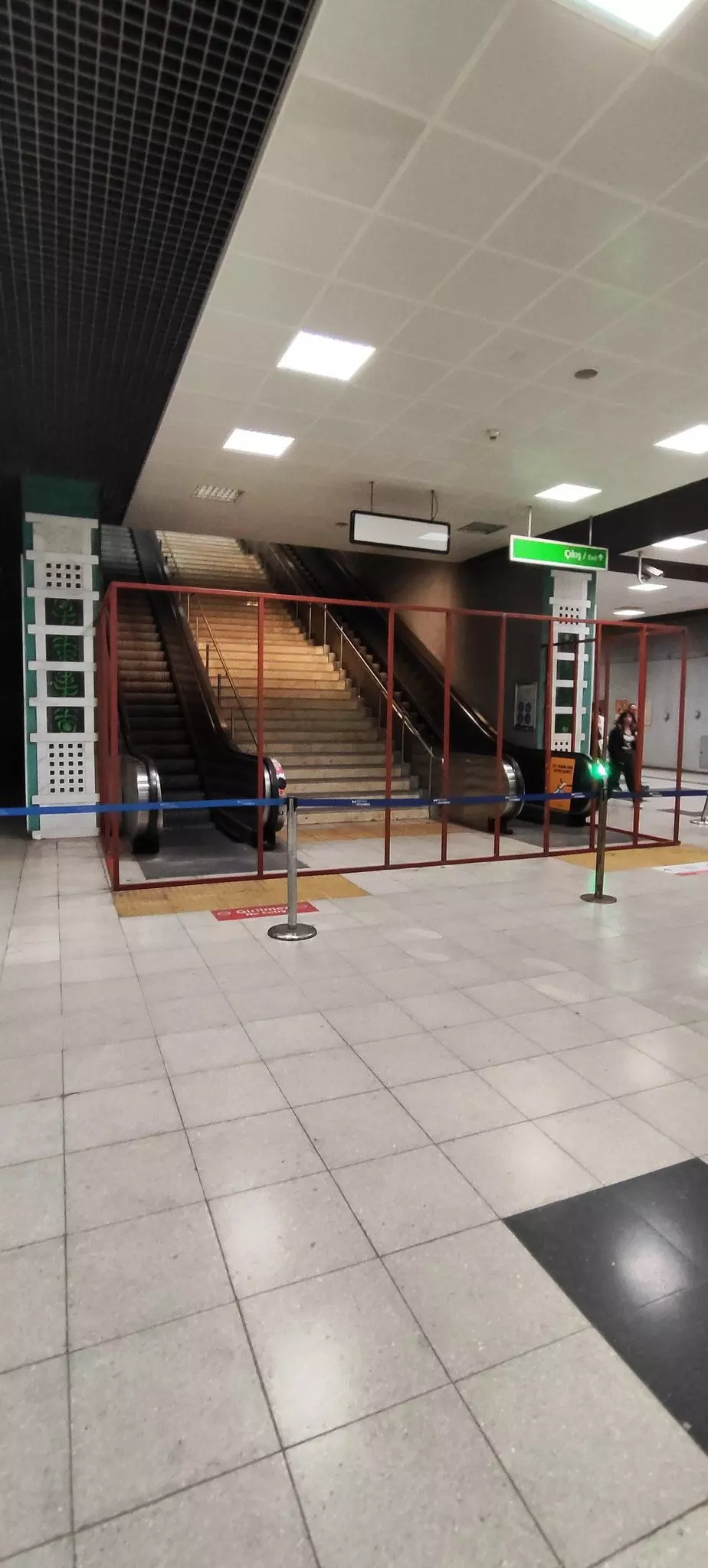 İstanbullunun çilesi bitmiyor! İBB bozuk merdiveni tamir etmedi demir bariyerlerle komple kapattı