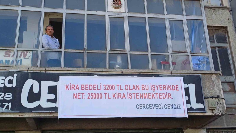 İşyerine öyle bir pankart astı ki... Görenler beddua etmeden geçmiyor!