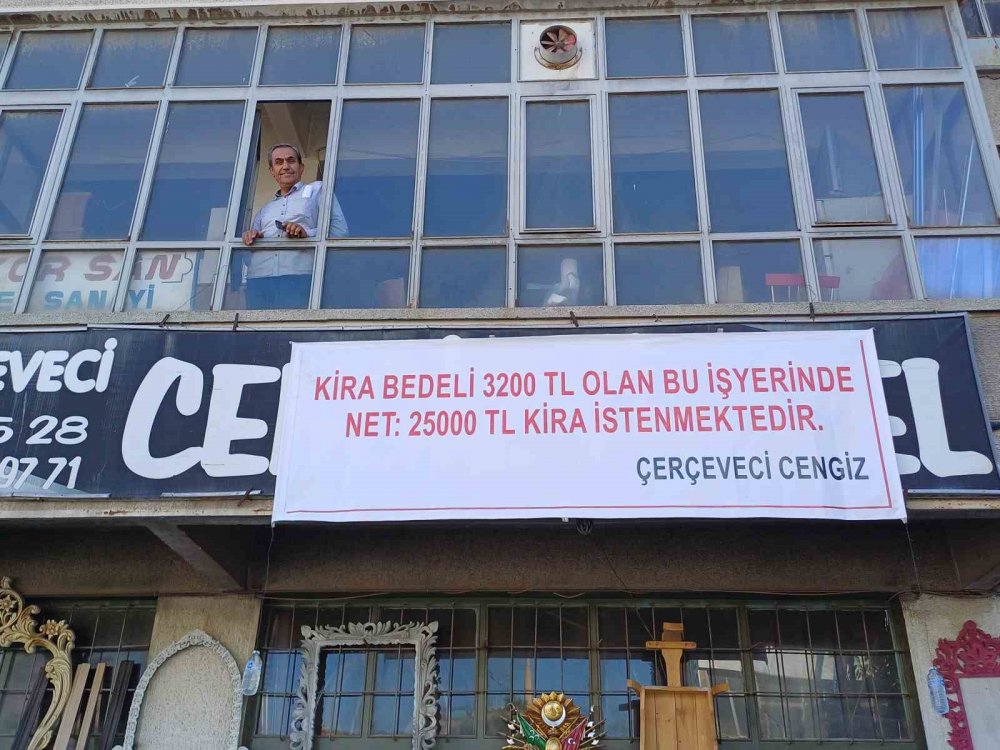 İşyerine öyle bir pankart astı ki... Görenler beddua etmeden geçmiyor!