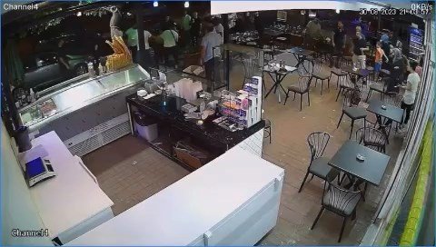 Kadına sözlü tacize esnaf duyarsız kalmadı! Cadde boks ringine döndü!