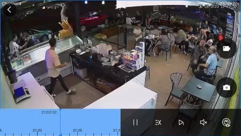 Kadına sözlü tacize esnaf duyarsız kalmadı! Cadde boks ringine döndü!