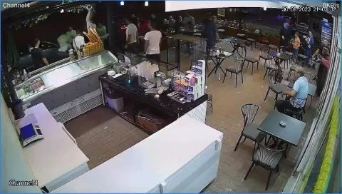 Kadına sözlü tacize esnaf duyarsız kalmadı! Cadde boks ringine döndü!