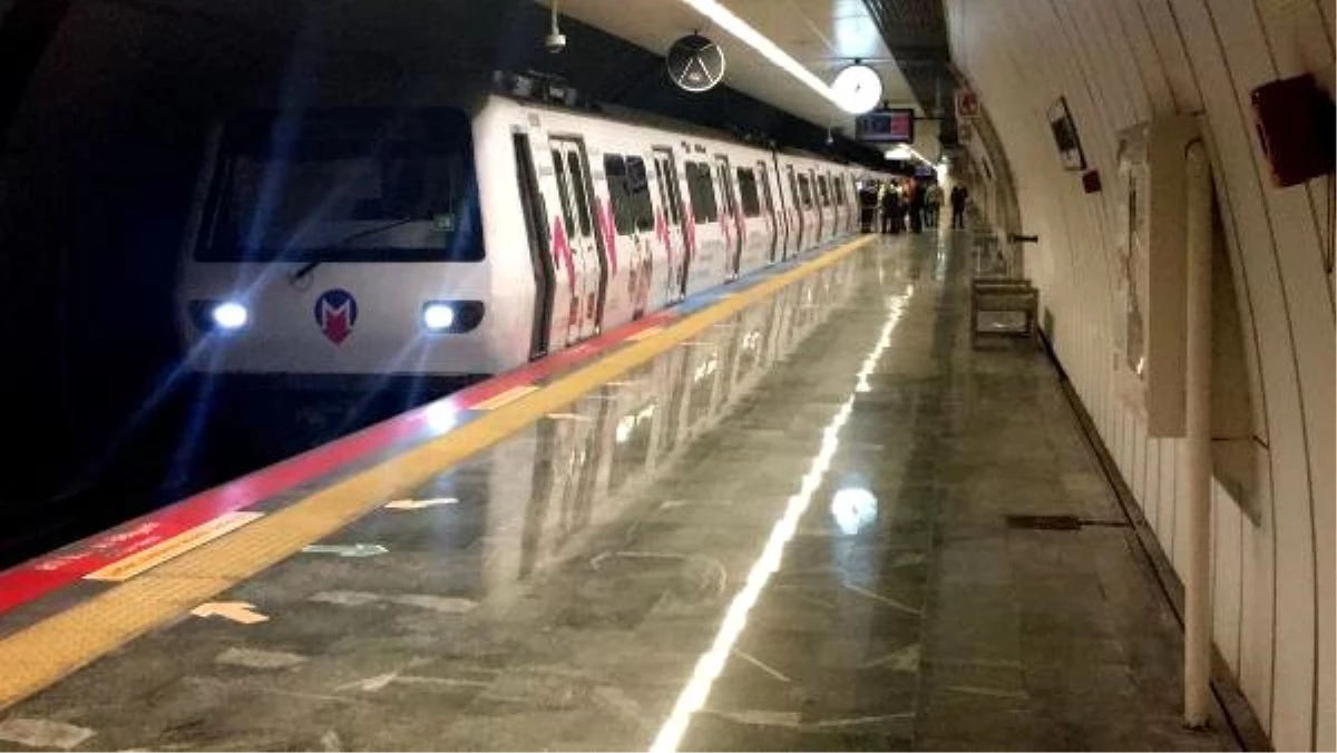 Vatandaş yine çileden çıktı! İstanbul'da metro bozuldu, vatandaşlar raylarda yürüdü