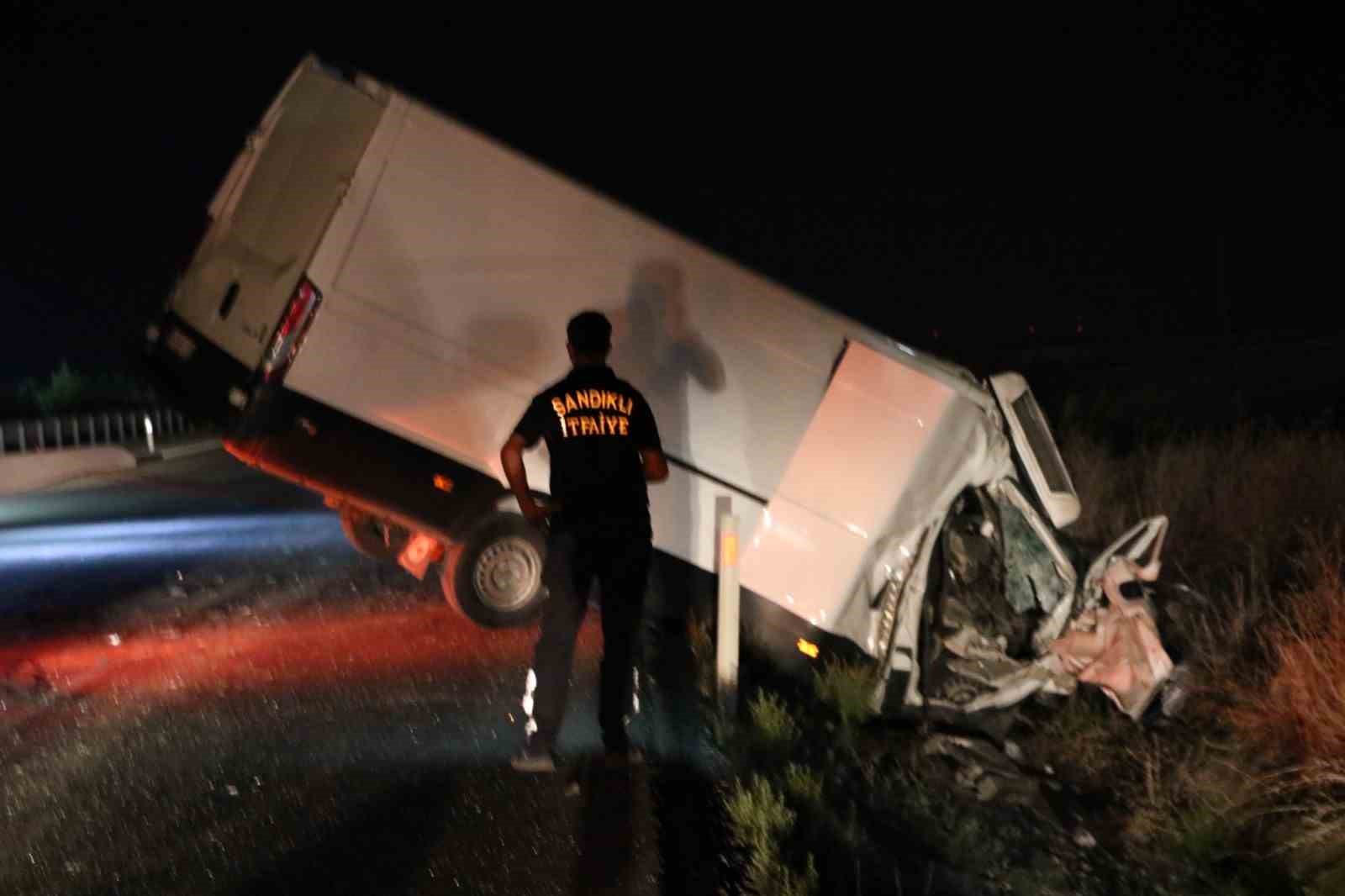 Afyonkarahisar-Antalya karayolu feci kaza! Sürücü direksiyon hakimiyetini kaybedip kamyona arkadan çarptı! 