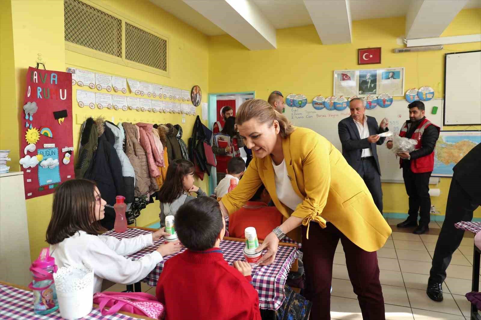 "Beslenme Saati" projesiyle öğrencilere öğlen sıcak yemek veriliyor