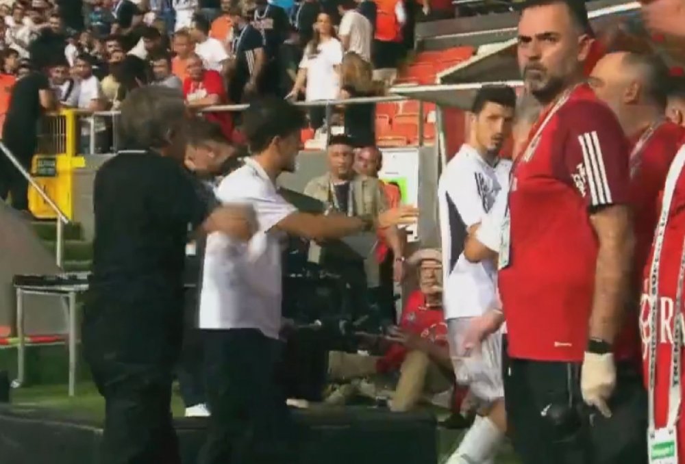 Beşiktaş teknik direktörü Şenol Güneş, Adana Demirspor maçı sonrası Salih Ucan'ı iterek sert tepki gösterdi