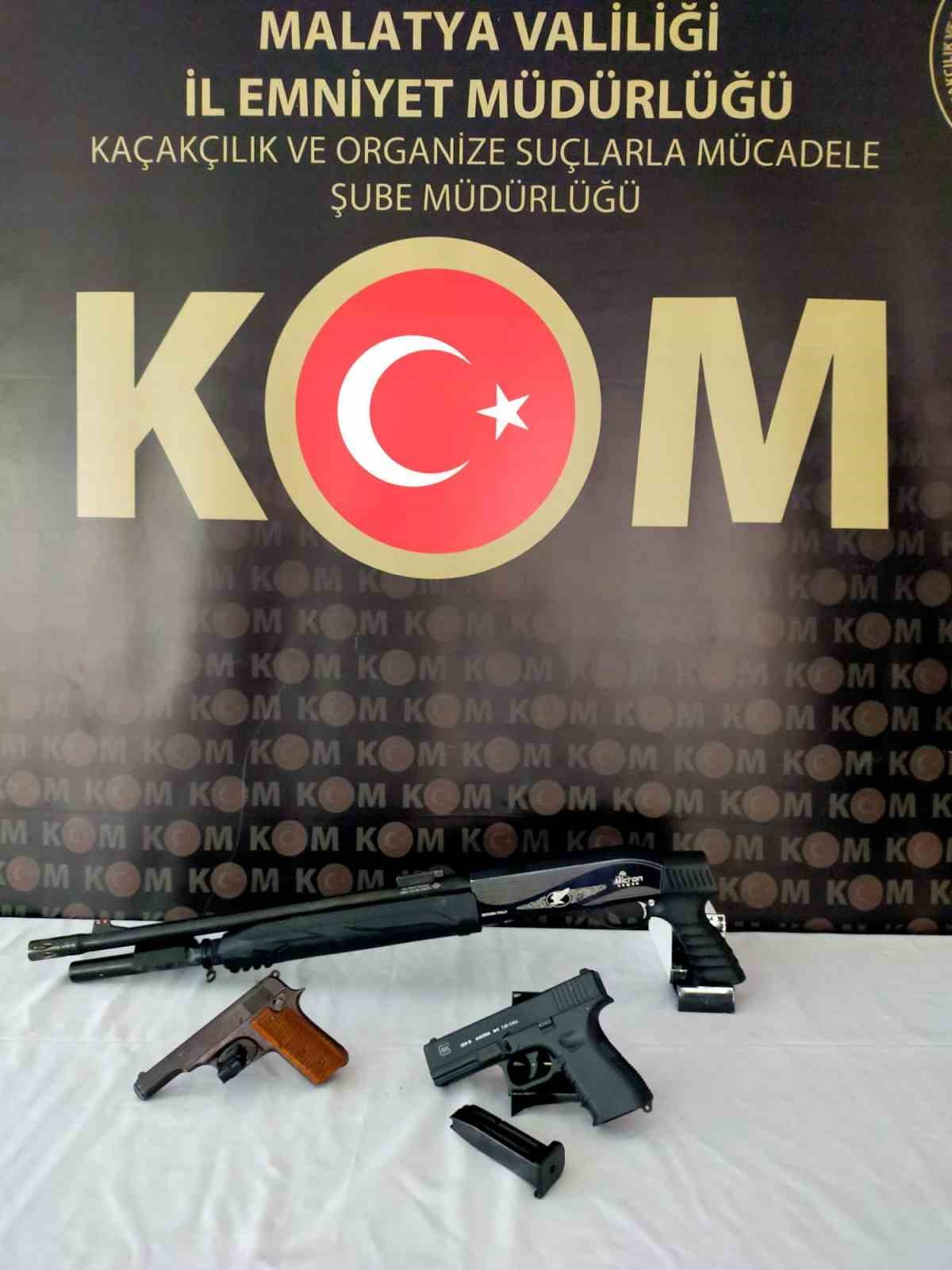 Malatya’da durdurulan arabada çok sayıda kaçak altın ve döviz ele geçirildi