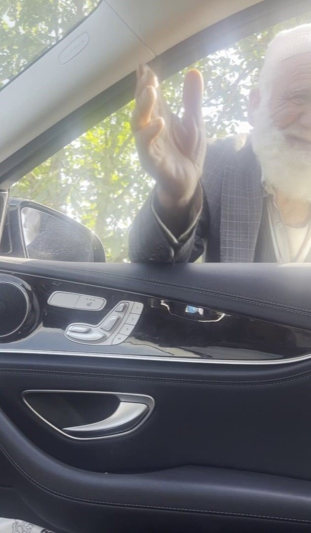 Sakarya’da yürekleri ısıtan görüntü: Yolda su satan yaşlı amcanın tüm sularını aldı, borcu kadar ödeme yaptı