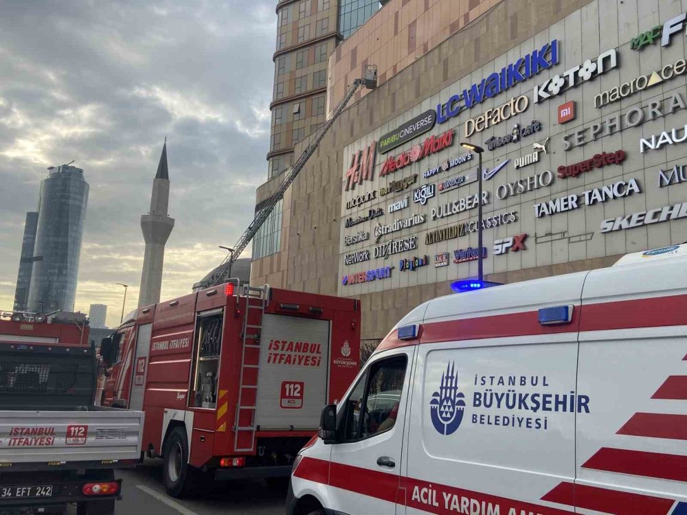 Maltepe’de Piazza AVM’de yangın! Kontrol altına alındı