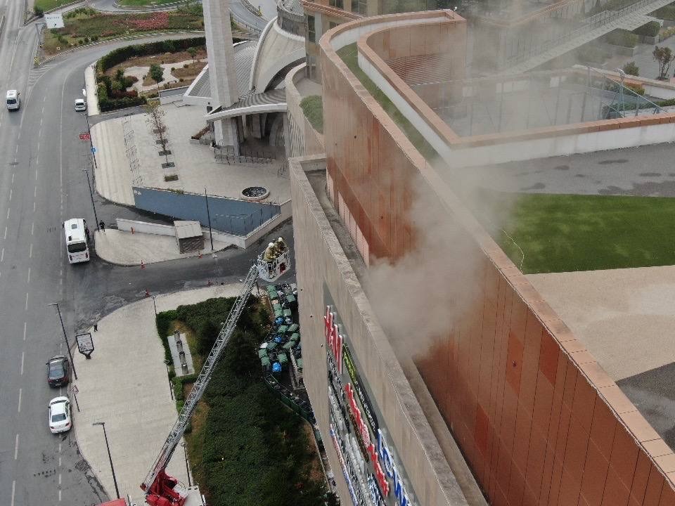 Maltepe’de Piazza AVM’de yangın! Kontrol altına alındı