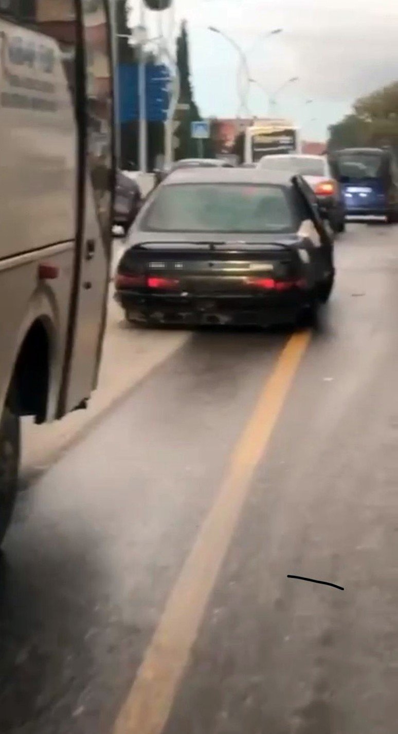 Ne tamponu var, ne plakası! Bu arabayı trafikte görenler şaşkına dönüyor!