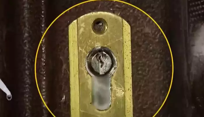 Böyle ev sahibi olmaz olsun! Önce anahtarı kırdı sonra yapıştırıcı sürdü!