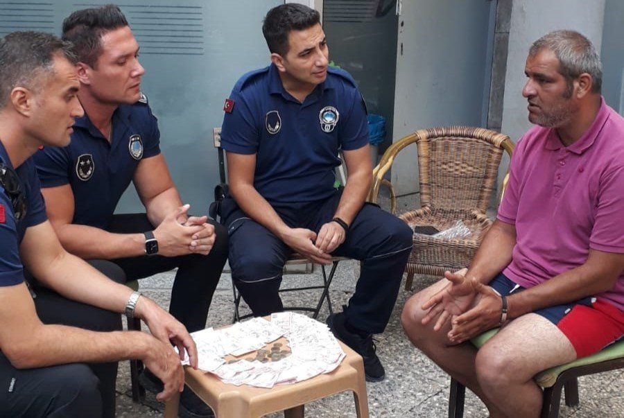 Dilencinin 15 dakikada topladığı para zabıta ekipleri hayrete düşürdü!