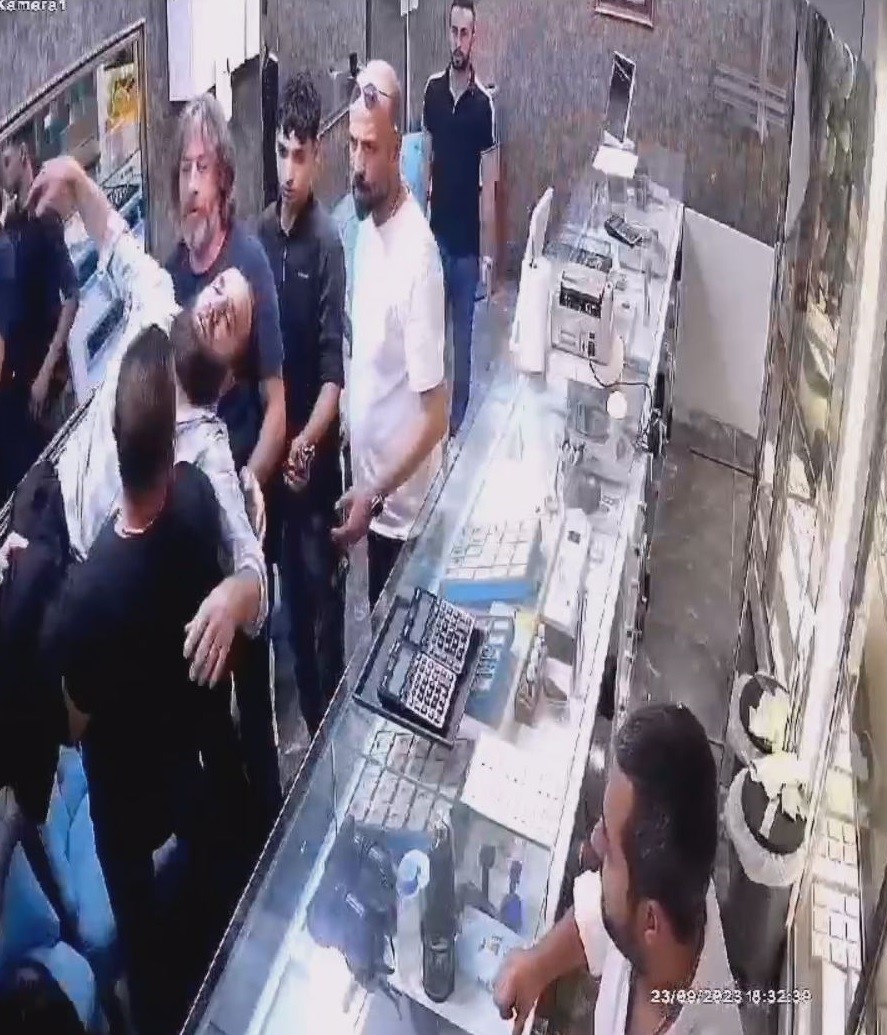 Arı ile imtihanı ağır oldu! Esnaf hazırladığı şerbetin içine düşen arıyı çıkarmak isterken, canını zor kurtardı!