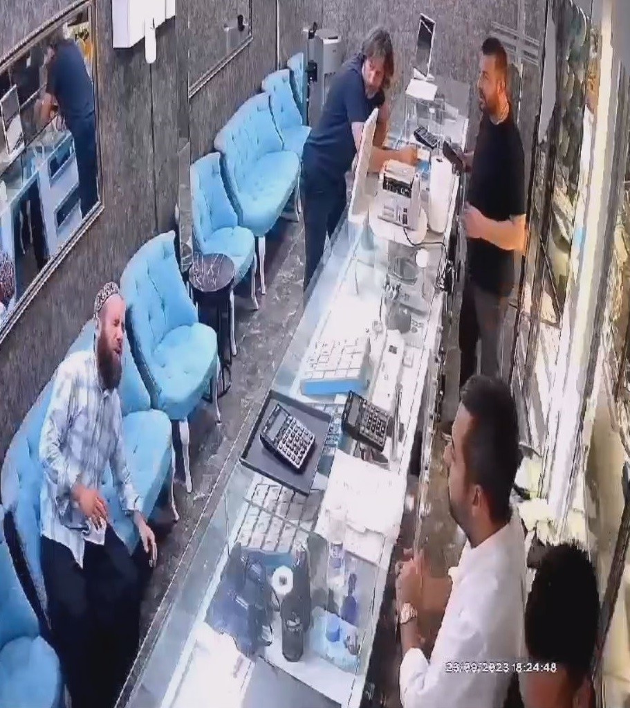 Arı ile imtihanı ağır oldu! Esnaf hazırladığı şerbetin içine düşen arıyı çıkarmak isterken, canını zor kurtardı!