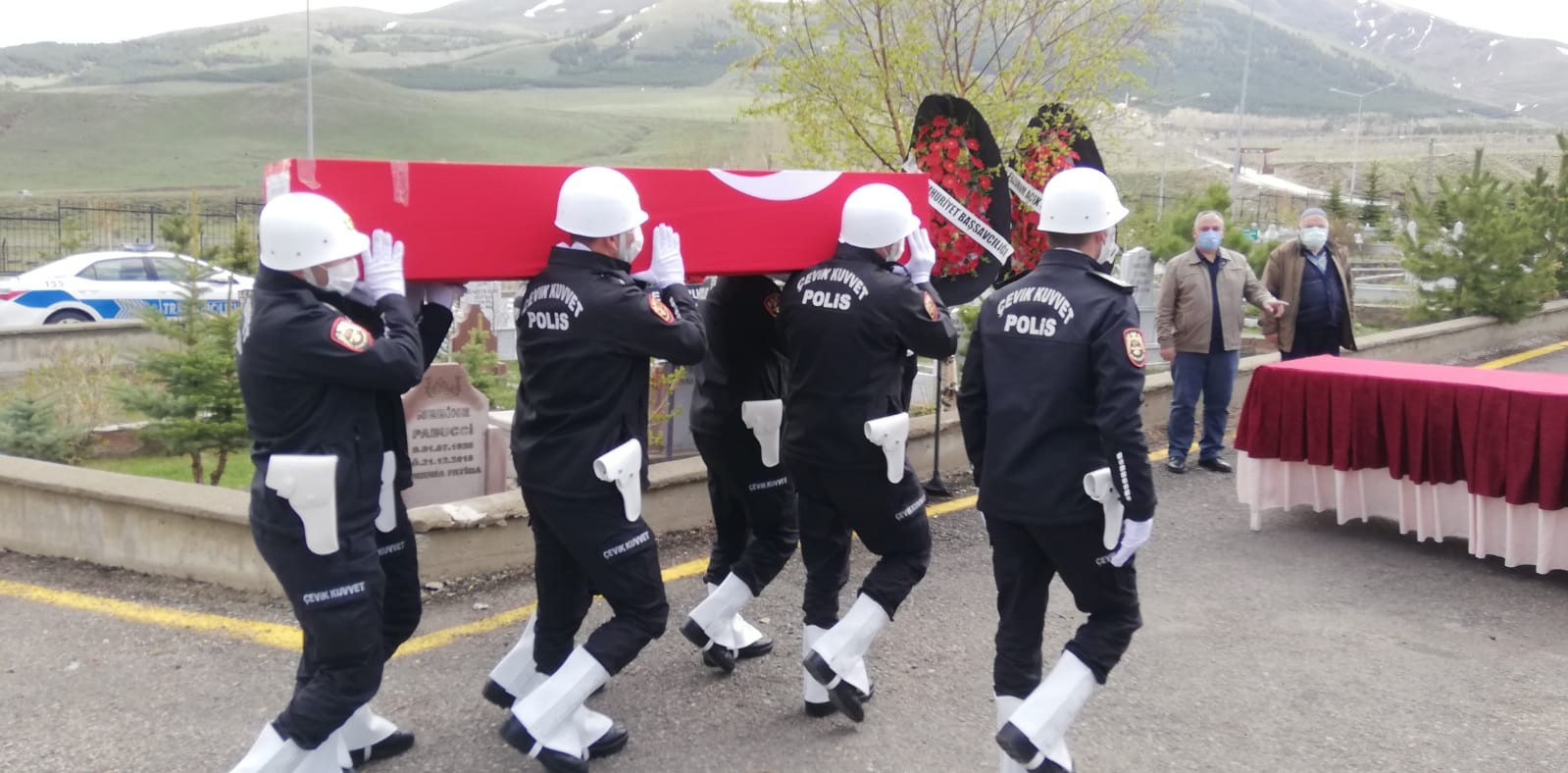 Şehit özel harekat polisi, memleketi Erzurum’da gözyaşları ile son yolculuğuna uğurlandı