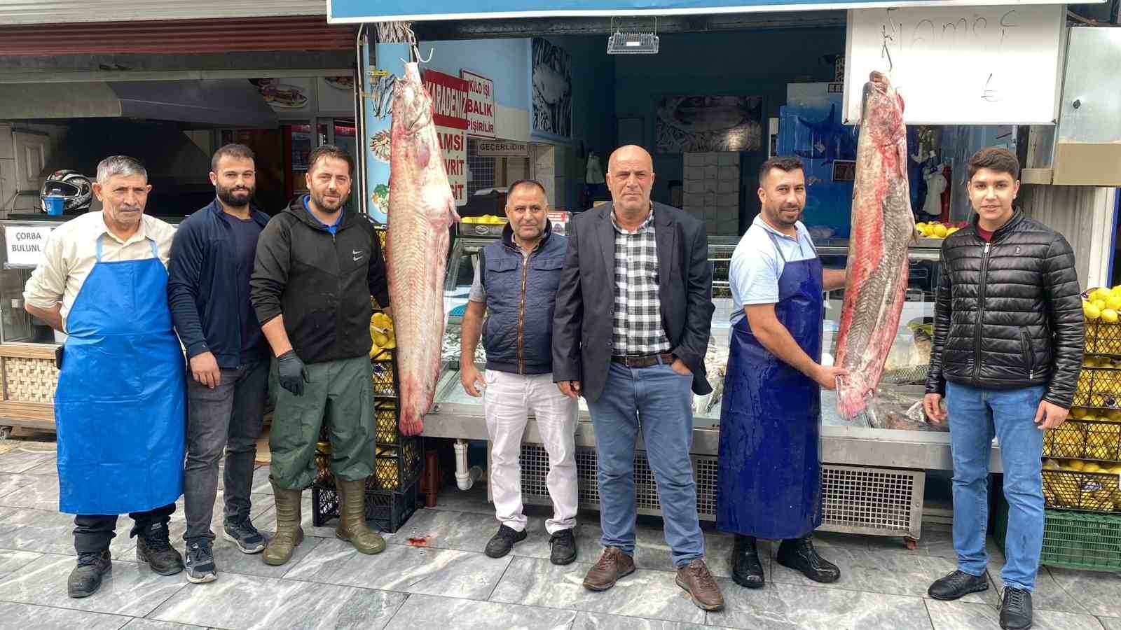 İki kişinin zor taşıdığı balık görenleri hayrete düşürdü: "60 kişilik bir aileyi doyurur"