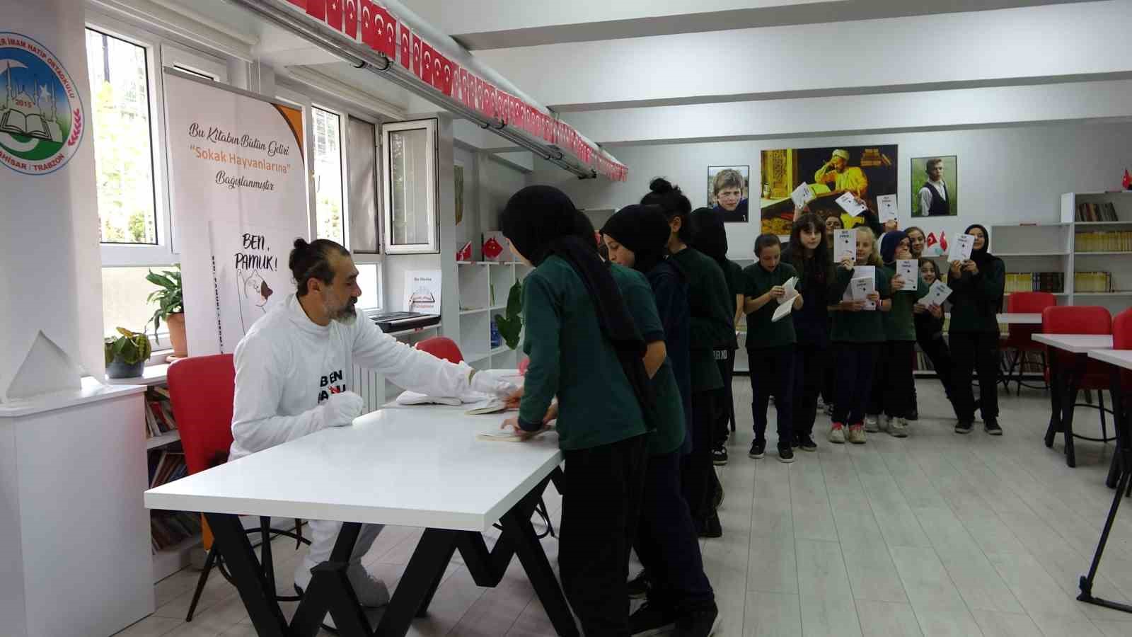 İmza gününde kedi kılığına girdi, kitabını öyle imzaladı