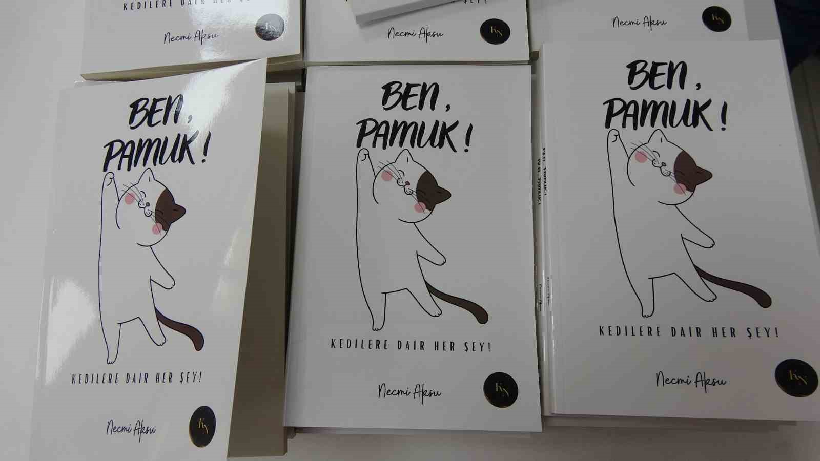 Kİmza gününde kedi kılığına girdi, kitabını öyle imzaladı