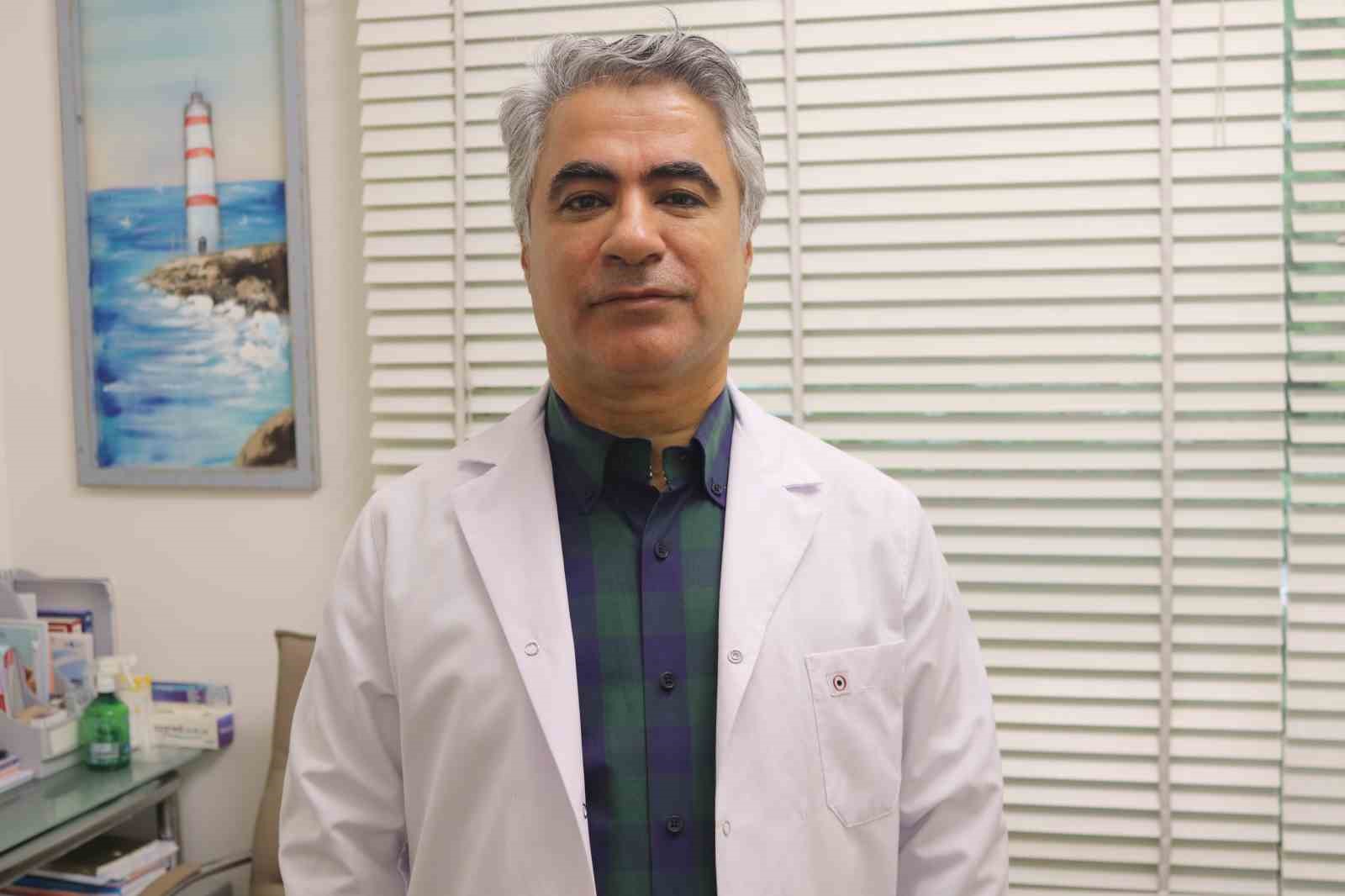 Arı ile imtihanı ağır oldu! Esnaf hazırladığı şerbetin içine düşen arıyı çıkarmak isterken, canını zor kurtardı!