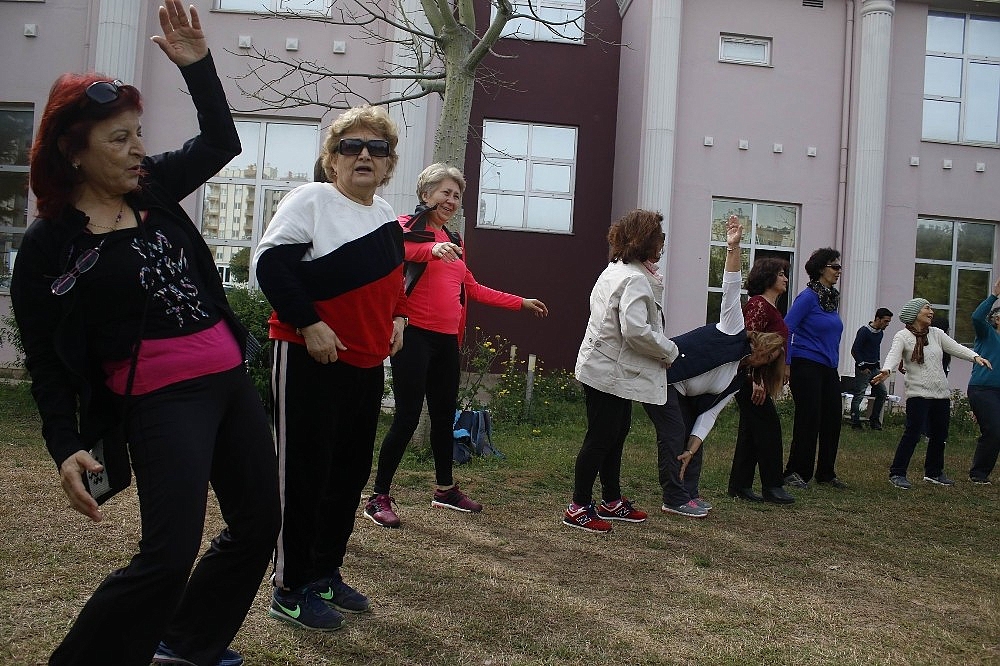 Yaşlılar farkındalık için yürüdü: "Sağlıklı beslen, hareket et, mutlu yaşa"