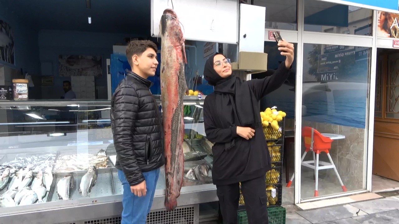 İki kişinin zor taşıdığı balık görenleri hayrete düşürdü: "60 kişilik bir aileyi doyurur"