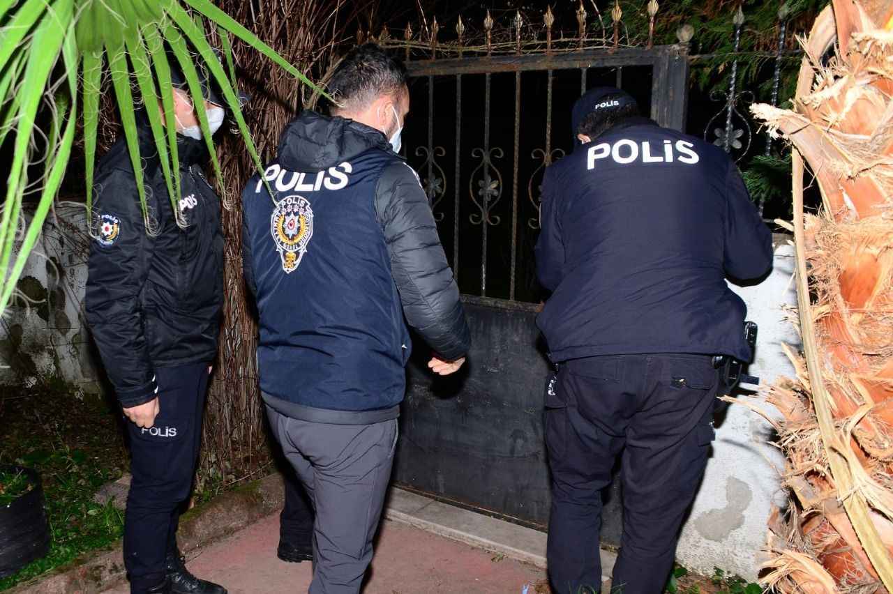 12 yıl 6 ay hapis cezası bulunan firari, sahte cumhuriyet savcısı kimlik kartıyla yakalandı!