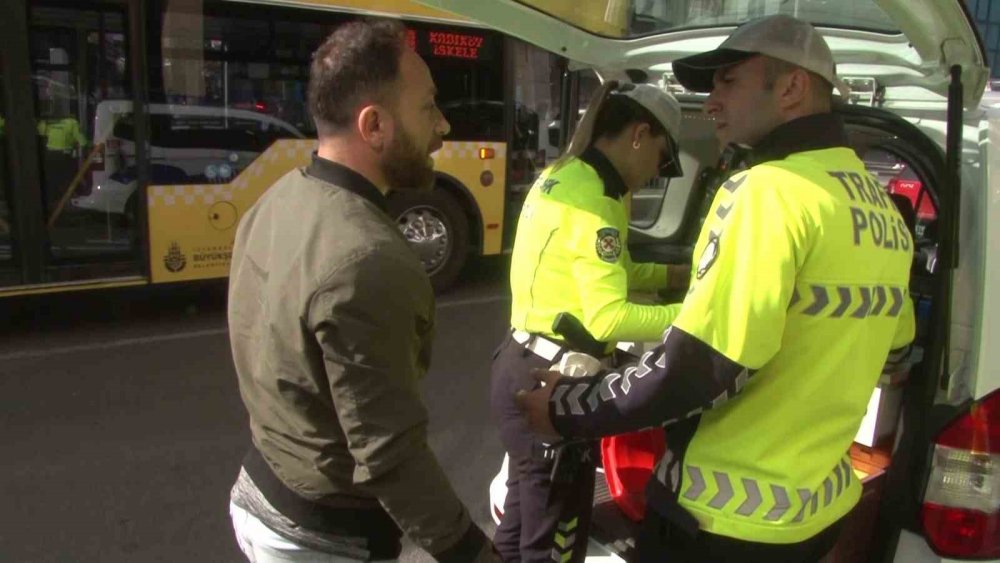 Denetim esnasında az kalsın yayayı eziyordu! O sürücüden pişkin savunma: Ben akşama kadar onu mu bekleyeceğim?