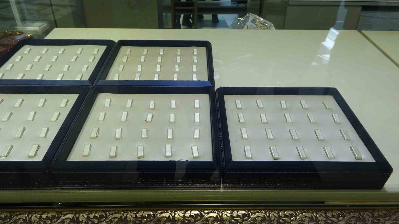 Üsküdar’da kuyumcu soygunu! Vatandaş hırsızları durdurmak için üzerine ne bulduysa fırlattı!