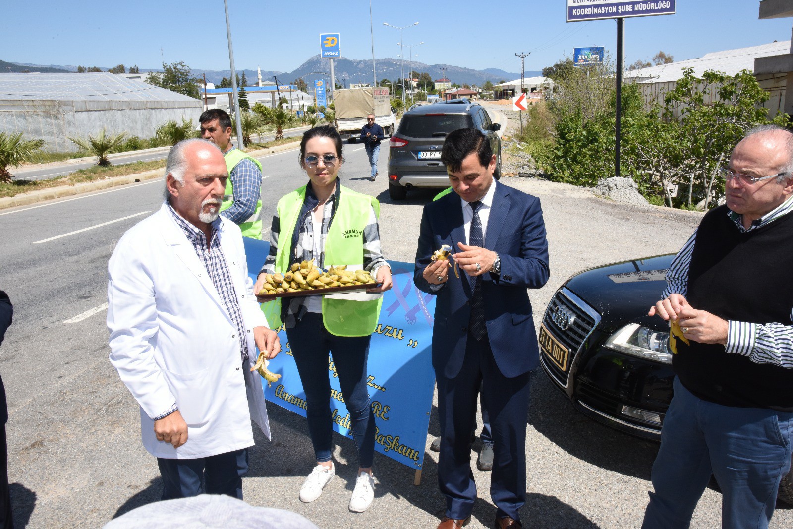 "Her öğrenci günde en az bir meyve tüketmeli" projesi ile Mersin’de 350 öğrenciye 1 ton muz dağıtıldı