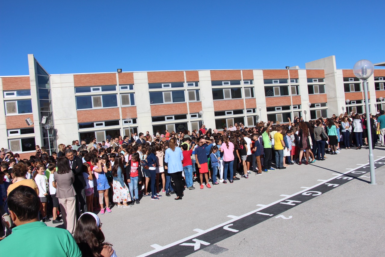 "Her öğrenci günde en az bir meyve tüketmeli" projesi ile Mersin’de 350 öğrenciye 1 ton muz dağıtıldı