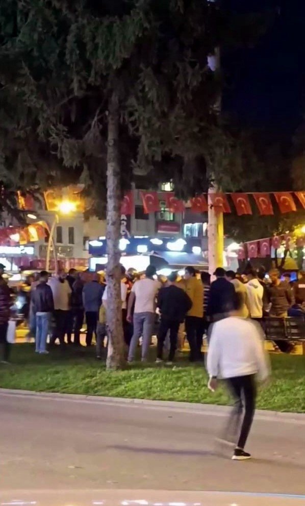 Sakarya'da taciz şüphelisine meydan dayağı! Az kalsın linç ediliyordu, polis öfkeli kalabalığın elinden zor aldı!