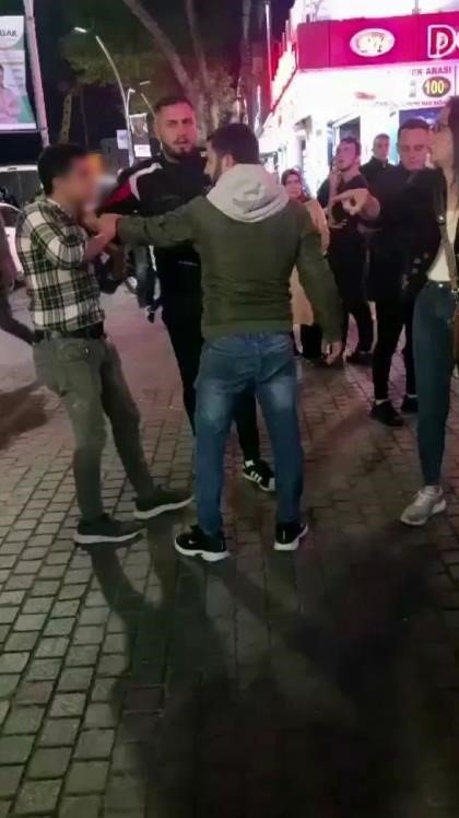 Sakarya'da taciz şüphelisine meydan dayağı! Az kalsın linç ediliyordu, polis öfkeli kalabalığın elinden zor aldı!