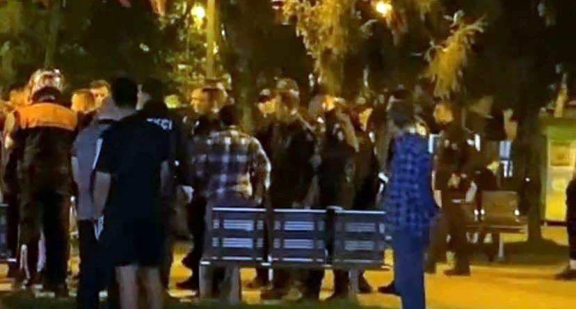 Sakarya'da taciz şüphelisine meydan dayağı! Az kalsın linç ediliyordu, polis öfkeli kalabalığın elinden zor aldı!