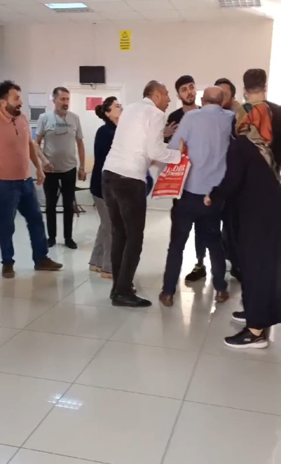 Kocaeli'de hasta ve hasta yakınları sağlık ocağını bastı! 3 doktor yaralı!