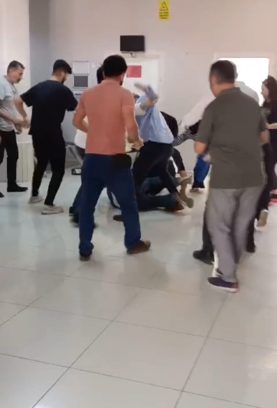 Kocaeli'de hasta ve hasta yakınları sağlık ocağını bastı! 3 doktor yaralı!