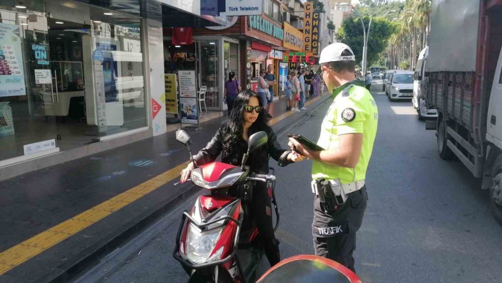 Manavgat'ta ekiplerin kadın sürücüyle zor imtihanı! Cezayı iptal ettirmek her yolu denedi, 2. kez ceza şoku yaşadı!