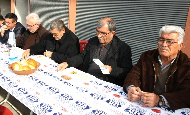 EYT’den emekli oldular, İlk paralarıyla 3 bin kişiye mevlit okutup, yemek dağıttılar