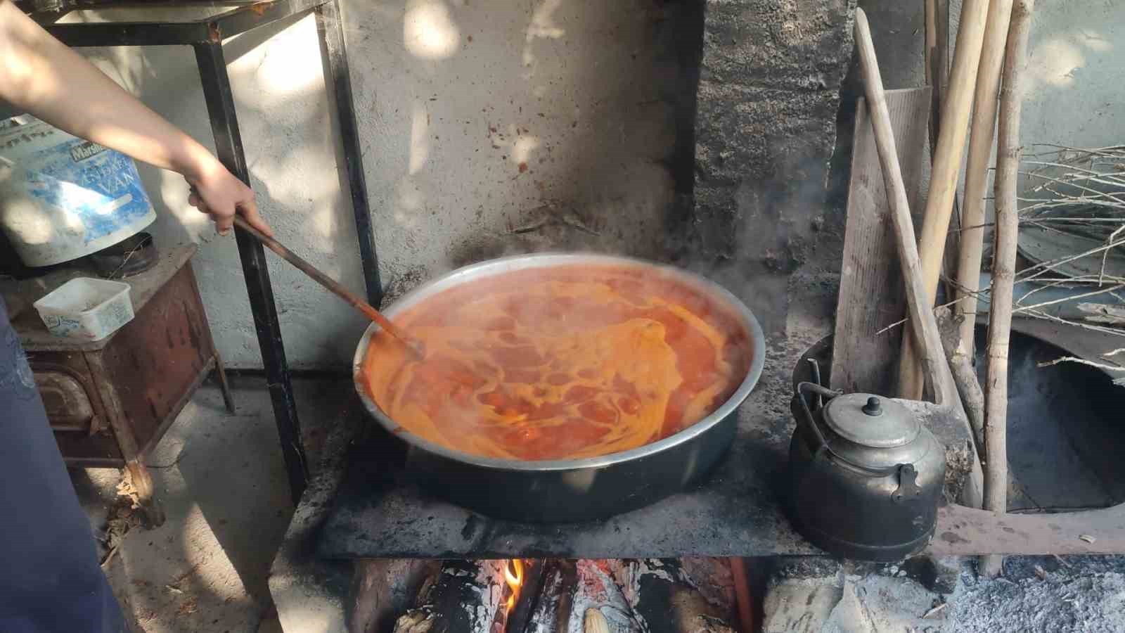 Kışlık şifa hasadı başladı: Besin değeri yüksek kuşburnular toplanarak kışa hazırlanıyor